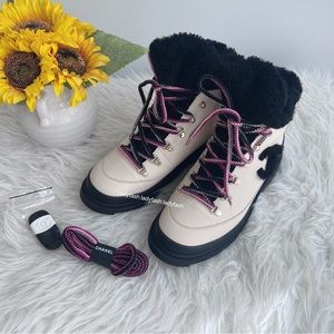 ✨New✨Chanel snow/hiking boots in size 38